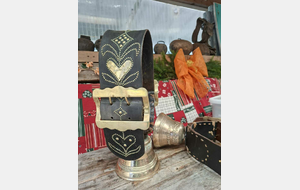 Les cloches en bronze ou en acier de toutes tailles et  de belles décorations garnissent les courroies.